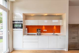 p een <strong>uitstekende locatie vlakbij het centrum van Wilrijk</strong> vinden we dit charmante <strong>gelijkvloersappartement</strong>, dat in 2015 volledig gerenoveerd werd. Dankzij de combinatie van een moderne afwerking en een praktische indeling is dit een ideale woonst voor wie graag rustig woont maar toch alle voorzieningen binnen handbereik heeft.<p>Bij binnenkomst kom je meteen in de <strong>lichte woonkamer op parketvloer</strong>, die een warme en gezellige uitstraling geeft. De <strong>open keuken</strong> sluit hier naadloos op aan en is uitgerust met alle hedendaagse toestellen, ideaal voor wie graag kookt en tegelijk contact wil houden met de leefruimte. Vanuit de woonkamer heb je rechtstreeks toegang tot het <strong>zonnige terras met tuintje</strong>, waar je bijna de hele dag door kan genieten van de zon. Een perfect plekje voor een ontbijtje buiten, een barbecue of gewoon om even tot rust te komen.</p><p><br /></p><p>Achteraan het appartement, bereikbaar via een aparte hal, bevindt zich een <strong>ruime slaapkamer (ca. 12m²)</strong> met voldoende plaats voor een dubbel bed en kasten. De <strong>badkamer</strong> is stijlvol ingericht en voorzien van een inloopdouche, toilet en wastafel. Daarnaast is er een handige <strong>berging met aansluitingen voor wasmachine en droogkast</strong>, zodat alles netjes opgeborgen kan worden.</p><p>Qua ligging zit je hier perfect: <strong>tal van winkels</strong> en supermarkten bevinden zich op wandelafstand, het <strong>Park van Eden</strong> ligt recht tegenover het appartement en ook <strong>openbaar vervoer en belangrijke invalswegen</strong> zijn om de hoek te vinden. Alles wat je nodig hebt, ligt binnen handbereik!</p><ul><li>Elektriciteit is conform</li><li>Gemeenschappelijke garage - handig om fietsen en benodigdheden in op te bergen</li></ul>