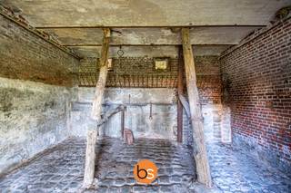 Droomt u van een uitzonderlijk eigendom in een oase van rust en groen? Dan is deze charmante, zonevreemde hoeve op een perceel van ca. 27.000 m² een buitenkans.<br /><br />Deze eigendom geniet van een prachtige, landelijke ligging met weids verzicht en omvat een woning, twee ruime schuren en een authentieke ast. De combinatie van ruimte, karakter en een idyllische omgeving maakt van deze hoeve een uniek aanbod op de markt.<br /><br />Een ideale opportuniteit voor wie op zoek is naar landelijk wonen met tal van mogelijkheden, omgeven door natuur en volledige rust. Deze eigendom spreekt tot de verbeelding en biedt een zeldzame mix van authenticiteit, charme en potentieel.<br /><br /><strong>Troeven</strong><br />- Perceel van ca. 27.000 m²<br />- Prachtig open en groen verzicht<br />- Woning met authentieke charme<br />- Twee schuren en ast aanwezig<br />- Unieke, rustige ligging in landelijke omgeving<br />- Eigendom met enorm veel potentieel<br /><br />Interesse? Contacteer ons voor bijkomende info of om een bezoek in te plannen.<br />hello@belistate.be<br />0 56 89 25 80<br /> 