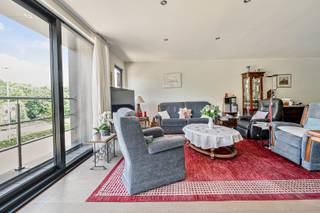 Dit aangenaam en lichtrijk appartement maakt deel uit van een kleinschalig gebouw en is zeer centraal gelegen. De indeling is als volgt: inkomhal met gastentoilet, ruime leefruimte op een massieve eiken parket met zicht op het park, vooraan is er nog een balkon aanwezig, open keuken met kookeilandje en voorzien van toestellen, aparte berging/wasplaats. De nachthal geeft toegang tot de 2 grote slaapkamers waarvan beide slaapkamers toegang geven tot het zonneterras, aangenaam zuid gericht terras met ook achteraan zicht op groen, luxueuse badkamer met lavabo, mooi meubel, ligbad, douche en toilet. extra's: verwarming op aardgas, lift aanwezig in het gebouw, achteraan elektrische rolluiken. Inclusief 1 bovengrondse parkeerplaats en 2 ondergrondse parkeerplaatsen. IDEAAL VOOR WIE WIL WONEN IN HET HARTJE VAN SINT-NIKLAAS MET EEN UNIEK UITZICHT!