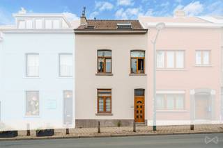 <p>Deze zondag 13 september kunt u deze woning exclusief bezoeken tijdens onze opendeurdag. Neem contact met ons op en kom de woning ontdekken!</p>
<p>Sommige woningen bieden veel meer dan alleen vierkante meters: ze bieden een leefomgeving die met een gezin kan meegroeien. Deze eengezinswoning is daar een mooi voorbeeld van.</p>
<p>Deze woning uit 1911 ligt in een residentiële straat in Ukkel en biedt ongeveer 149 m² woonruimte. Ze heeft haar typische Brusselse charme behouden. Een gezinswoning als deze, met vier slaapkamers en tal van bergruimtes, is vandaag bijzonder gegeerd in Brussel.</p>
<p>Bij binnenkomst zetten de mooie ontvangstruimtes meteen de toon. De leefruimtes sluiten natuurlijk op elkaar aan en lopen door naar een gezellige keuken. De woning beschikt over vier slaapkamers, waardoor er ruimte is voor een gezin, een thuiskantoor of aparte ruimtes voor berging en ontspanning.</p>
<p>De woning werd doorheen de jaren goed onderhouden en verbeterd en beschikt onder meer over een vernieuwde badkamer, een opnieuw geschilderde gevel en dubbele beglazing. Ze is onmiddellijk bewoonbaar en biedt tegelijk voldoende potentieel om geleidelijk aan te worden aangepast aan de wensen en persoonlijkheid van de toekomstige bewoners.</p>
<p>De ligging zorgt voor een bijzonder praktisch dagelijks leven: tram 4 en 82, bus 74 en 75, het station Ukkel-Kalevoet op ongeveer 10 minuten wandelen, en winkels en een fitness in de buurt. Ook groene ruimtes, waaronder het Keyenbemptpark en de Molen, zijn te voet bereikbaar, terwijl de uitvalsweg van Brussel in enkele minuten met de wagen bereikbaar is.</p>
<p>Een echte eengezinswoning met vier slaapkamers, karakter en ruimte om mee te groeien: een type woning dat steeds zeldzamer wordt op de Brusselse markt.</p>