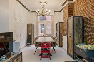 Op een goede locatie nabij het centrum van Mechelen bevindt zich deze ruime, gerenoveerde woning met 3 slaapkamers en stadstuin. U bevindt zich hier op wandelafstand van winkels, scholen, eet-en drankgelegenheden en het openbaar vervoer. <br /><br />We betreden de woning via de inkomhal waarlangs we de leefruimte bereiken, dewelke ingericht kan worden met een aparte zithoek en eetkamer. Langs de leefruimte bevindt zich de vernieuwde keuken, voorzien van de voornaamste toestellen. Langs de keuken bevindt zich een eerste badkamer, voorzien van douche, lavabo en toilet. Via de keuken heeft u toegang tot het overdekte terras en stadstuin. Via de nachthal op de eerste verdieping heeft u toegang tot twee ruime slaapkamers. Op de tweede verdieping beschikt u over een ruime slaapkamer met badkamer voorzien van douche, lavabo en toilet.<br />Ten slotte beschikt de woning nog over een kelder die u kunt gebruiken als extra opslagruimte.<br /><br />Dit is een uitstekende opportuniteit als u op zoek bent naar een ruimere woning met 3 slaapkamers op een goede locatie te Mechelen. Contacteer ons voor meer informatie op 0479 13 63 69 of neem een kijkje op www.boonstravastgoed.be .<br /><br />Bijzonderheden:<br />- Gerenoveerd<br />- 3 slaapkamers<br />- Vlakbij centrum Mechelen