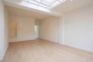 <p><strong>Bent u op zoek naar een woning met drie slaapkamers en een tuin in Gent? Dan is deze woning precies wat u zoekt.</strong></p><p>Deze woning is gelegen in de Kiekenstraat in Gent, op korte afstand van het stadscentrum, in een aangename en vlot bereikbare buurt. In de onmiddellijke omgeving vindt u tal van winkels, scholen, openbaar vervoer en andere dagelijkse voorzieningen. Dankzij de nabijheid van belangrijke invalswegen en diverse openbaarvervoersmogelijkheden geniet u bovendien van een uitstekende bereikbaarheid. Deze gunstige ligging combineert het comfort van rustig wonen met de levendigheid van de stad, ideaal voor wie centraal en praktisch wil wonen.</p><p><strong>Indeling</strong></p><p><strong>Gelijkvloers:</strong><br />Bij het betreden van de woning komt u terecht in de inkomhal, die toegang biedt tot de keuken en de badkamer. Verder bereikt u via de inkomhal de lichtrijke leefruimte met zicht op de tuin.</p><p><strong>Eerste verdieping:</strong><br />Via de trap komt u op de nachthal, die toegang geeft tot twee slaapkamers.</p><p><strong>Tweede verdieping:</strong><br />Via een vaste trap vanuit één van de slaapkamers bereikt u de ruime derde slaapkamer.</p><p><strong>Interesse?</strong><br />Contacteer ons gerust voor meer informatie of om een bezoek in te plannen. Wij helpen u graag verder.</p>