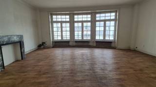 Very spacious apartment in need of complete renovationLocated on the 3rd floor of a characterful building with 5 units, near Astrid Square and the...