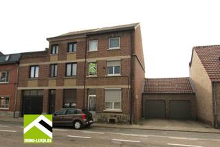 Ruime rijwoning in de stadsrand van Tongeren met zuidwest gerichte tuin. <br /><br />INDELING:<br />x inkomhal met gastentoilet; <br />x ruime woonkamer, open naar de keuken; <br />x de keuken is ruim en dient vernieuwd te worden; <br />x achtergelegen veranda met aansluiting wasmachine; <br />x deels kelder.<br /><br />Verdieping 1: <br />x ruime slaapkamer vooraan; <br />x badkamer met ligbad, douche en toilet.<br /><br />Verdieping 2: <br />x 2 slaapkamers.<br /><br />Achter de woning een ruim terras met achtergelegen tuin.<br /><br />Momenteel is deze woning verhuurd.<br /><br />INTERESSE? Maak dan telefonisch een afspraak voor bezichtiging op het nummer 012 23 00 23 of mail uw vragen aan roland@immo-leroi.be.