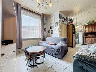 Op te frissen woning met tuin in het prachtige MesenDe woning is als volgt ingedeeld;Gelijkvloers: inkomhal, woonkamer met open, ingerichte keuken,...