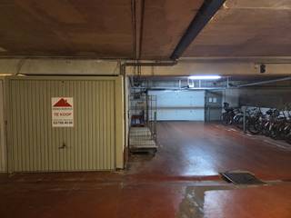 Zeer ruime garagebox te koop in Koningin Fabiolapark - Blok 5<br /><br />In het Koningin Fabiolapark te Sint-Niklaas bieden we deze zeer ruime garagebox <strong>(21 m2) </strong>te koop aan, gelegen in blok 5 – eerste garage rechts bij het inrijden.<br /><br />De garage is uitzonderlijk diep, waardoor er achteraan nog extra bergruimte is en er ook plaats is voor fietsen of materiaalopslag. Achteraan bevindt zich bovendien een praktische zijdeur, zodat je niet langs de wagen hoeft te passeren om spullen binnen of buiten te brengen. Er is tevens licht en elektriciteit aanwezig in de garage.  afmetingen  <strong>2,40m X 8,80m</strong><br /><br />De garage is vlot bereikbaar, met voldoende manoeuvreerruimte om in en uit te rijden.<br /><br />In deze blokken komen zelden garages te koop — een unieke kans, zeker gezien de moeilijke parkeersituatie in de omgeving.<br />Ideaal als investering, voor eigen gebruik of als veilige stalling.
