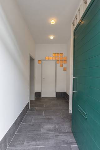 <p>This modern, move-in-ready home is ideally located in the centre of Aalst, within walking distance of shops, schools and public transport. The property combines a central location with contemporary living comfort.</p>
<p>On the ground floor, you enter through the entrance hall into a spacious and bright living area (approx. 37 m²), adjoining a fully equipped kitchen. This level also features a generous storage room (approx. 7 m²), a guest toilet and a pleasant courtyard.</p>
<p>The first floor comprises two full-sized bedrooms (approx. 19 m² and 9 m²) and a bathroom fitted with a bathtub and toilet. The second floor, accessible via a fixed staircase, houses a third bedroom (approx. 23 m²) and additional attic storage space.</p>
<p>The house is fully move-in ready and benefits from a compliant electrical installation as well as an asbestos-safe certificate. Favourable EPC rating.</p>
<p>Could this be your new home?<br />Feel free to contact us for more information or to arrange a viewing: <strong>info@immo-desk.be</strong></p>