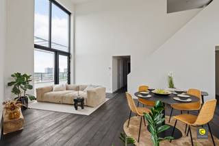 <p><span>Penthouse duplex unique avec ascenseur, 2 chambres à coucher, 2 terrasses et vue sur le ciel d'Anvers !</span></p><p><span> "" La résidence Zilverkwartier est un projet unique de construction neuve qui met l'accent sur un mode de vie luxueux et durable dans un environnement vert et paisible. Grâce à sa situation privilégiée à la frontière de Berchem et de Mortsel, les magasins, les écoles, les parcs, les installations sportives, les transports publics et les voies d'accès sont toujours à proximité. Ce penthouse s'étend sur les septième et huitième étages, bénéficie d'un niveau de finition exceptionnel, d'un intérieur élégant et est disponible immédiatement. </span></p><p><span> </span></p><p><span> &amp; Hall d'entrée, bureau, buanderie, toilettes, débarras : </span></p><p><span>Par une porte de sécurité, vous entrez dans le hall d'entrée avec vidéophone, détecteur de fumée et espace pour un vestiaire. L'œil est immédiatement attiré par le magnifique parquet foncé qui a été étendu à la quasi-totalité de l'appartement. Le bureau idéal et/ou la salle de loisirs jouit d'une belle vue et d'un accès direct à la terrasse. Il y a une grande buanderie et une pièce de rangement séparée. Les toilettes pour invités sont équipées d'un lavabo. €Grâce au raccordement au réseau de chaleur climatiquement neutre d'Agfa Gevaert, vous n'êtes pas soumis aux prix élevés de l'énergie ; une famille moyenne paie environ 68/m. pour le chauffage et l'eau chaude.</span></p><p><span> </span></p><p><span> &amp; Salle de séjour, cuisine, rangement : </span></p><p><span>Le salon spacieux bénéficie d'une belle lumière naturelle, d'une sensation d'espace et d'une vue imprenable sur la ligne d'horizon d'Anvers, grâce aux immenses fenêtres. En termes d'agencement et de décoration intérieure, vous pouvez vous faire plaisir. "" La cuisine de bon goût avec îlot offre tout le confort nécessaire, dispose d'un énorme espace de travail et de rangement à fermeture progressive et, surtout, est un régal pour les yeux. Elle comprend une plaque de cuisson à induction, une hotte aspirante, un four combiné, un lave-vaisselle, un réfrigérateur décapé et un magnifique plan de travail en composite marbré. Adjacent à la cuisine, vous trouverez un grand espace de rangement pratique, idéal pour votre congélateur, vos provisions, etc...</span></p><p><span> </span></p><p><span> &amp; Mezzanine, chambres, salle de bains : </span></p><p><span>La mezzanine constitue le pivot entre les deux étages et peut être atteinte par des escaliers ou par l'ascenseur de la maison. Les deux chambres sont spacieuses, lumineuses et offrent des vues uniques. La salle de bains est un véritable bijou aux finitions luxueuses. Elle est équipée d'une douche à l'italienne/pluie, d'un double lavabo, d'une armoire de toilette avec éclairage LED intégré et de toilettes.</span></p><p><span> </span></p><p><span> &amp; Terrasses, emplacement du sous-sol/garage box : </span></p><p><span>Le penthouse dispose de deux terrasses de conte de fées où vous pouvez profiter de vues magnifiques et paisibles en toute intimité, que ce soit ou non avec un bon verre à la main. Elles offrent notamment des vues sur le charmant jardin de toit commun de 1 840 m², ainsi que sur la magnifique ligne d'horizon d'Anvers. Vous avez la possibilité d'acheter une salle de stockage en sous-sol, un emplacement de parking souterrain et/ou un box de garage.</span></p><p><span> </span></p><p><span>Atouts supplémentaires :</span></p><p><span>-                                       Niveau E 30 - Local à vélos - Réseau de chaleur                                       </span></p><p><span>-                       Chauffage au sol - Mobiscore 9.3/10 - Fibre-ready                                       </span></p><p><span>-                   Electricité conforme - Système de ventilation - Toit commun et jardin potager     </span></p><p><span> </span></p>