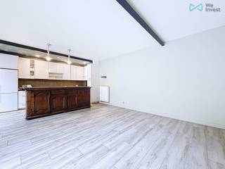 Info en bezichtigingen: maxime.l@weinvest.be of 02 315 77 22. <br /><br />We Invest biedt u exclusief deze lichte duplex met tuin op de begane grond van een gebouw met 2 verdiepingen aan, in de Rue du Prétoire 65 in Anderlecht. Lichte duplex met tuin – 2 slaapkamers + kleedkamer – Klein appartementencomplex zonder lasten. <br /><br />Ontdek dit charmante duplex met mooie ruimtes en een ideale indeling: op de begane grond een inkomhal, een lichte woonkamer, een volledig uitgeruste keuken, een extra wasruimte en een privétuin van ± 35 m²; op de verdieping 2 ruime slaapkamers met elk een eigen doucheruimte, een dressing en een apart toilet. Er is ook een kelderruimte beschikbaar.<br /><br />De wijk biedt een aangename woonomgeving, met talrijke winkels, buurtvoorzieningen en een goede bereikbaarheid met het openbaar vervoer. De locatie biedt praktische toegang voor het dagelijks leven en is tegelijkertijd goed verbonden met de rest van Brussel.<br /><br />Voorzien van een gasketel (Bulex), dubbele beglazing, afzonderlijke meters (gas, water, elektriciteit). EPB: E - 214 kWh/m²/jaar, CO₂-uitstoot: 42 kg.<br /><br />Pluspunten: klein mede-eigendom zonder gemeenschappelijke lasten, gunstige ligging nabij openbaar vervoer en winkels. Ideaal voor een gezin of als investering.<br /><br />Neem contact met ons op om een bezichtiging te regelen! Mis onze exclusieve aanbiedingen niet op WWW.WEINVEST.BE