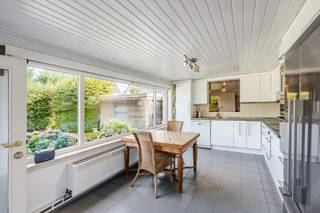 Deze ruime woning, gelegen aan Kuitenberg 29 te Lievegem, bevindt zich op een mooi perceel van maar liefst 1.150 m² en biedt met een bewoonbare oppervlakte van 217 m² heel wat ruimte en mogelijkheden.<br /><br />De woning werd gebouwd in 1976 en beschikt over een praktische en comfortabele indeling.<br /><br />U wordt verwelkomd in de inkomhal die toegang biedt tot de ruime woonkamer, open bureauruimte en keuken. Verder beschikt de woning over een badkamer met ligbad en douche en drie volwaardige slaapkamers. De inpandige garage zorgt voor extra comfort en praktische bergruimte.<br /><br />Buiten geniet u van een ruim terras en een royaal perceel rondom de woning. Een aangename plek om in alle rust van de buitenruimte te genieten. Het aanwezige tuinhuis biedt bovendien extra opbergruimte voor tuinmateriaal, fietsen of andere benodigdheden.<br /><br />Troeven: ruim perceel van 1.150 m² – 217 m² woonoppervlakte – 3 slaapkamers – inpandige garage – tuinhuis - ruim terras.<br /><br />Bij vragen of interesse om het pand te bezichtigen? Contacteer ons via 09 395 05 40 of verkoop@concept-home.be
