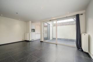 Deze gerenoveerde woning is gelegen in het centrum van Roeselare, op wandelafstand van scholen, winkels en horeca. <br />De woning werd recent van top tot teen gerenoveerd en beschikt over alle moderne comfort.<br /><br />De indeling is slim, ruim en lichtrijk tegelijk. <br />Op het gelijkvloers vinden we een inkomhal waar fietsen kunnen gestald worden, toilet, een aparte berging, kelder, bureauruimte en leefruimte met open keuken.<br />Op het verdiep vinden we drie slaapkamers en een ingerichte badkamer terug. <br />De zolder is bereikbaar via een vaste trap.<br /><br />Huurprijs: €925 per maand<br />Onmiddellijk beschikbaar.<br /><br />Is je interesse gewekt? Geef ons een seintje voor meer info of een bezoek!