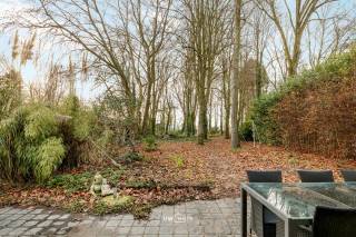 Deze karaktervolle woning vormt de ideale basis voor wie op zoek is naar ruimte, rust en een unieke woonbeleving in het groen. Met de...