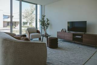 Dockx realiseerde in de landelijke omgeving van Testelt 18 energie zuinige service flats voorzien van alle wooncomfort met functies zoals handgrepen, noodoproepsystemen en rolstoeltoegankelijkheid.
De woningen zijn voorzien van één of twee slaapkamers, open leefkeuken, woonkamer en badkamer met inloopdouche. Deze hebben allen een bewoonbare oppervlakte tussen 72m² en 124m² en zijn voorzien van ruime terrassen tot wel 63m². Het volledige complex is voorzien van ondergrondse parkeerplaatsen en bergingen.
De gezellige ontmoetingsruimte is ontworpen om een warme en uitnodigende sfeer te creëren waar bewoners graag samenkomen en een gezellige babbel kunnen hebben.
De ruime assistentiewoningen hebben alle wooncomfort voor actieve senioren en zijn onmiddellijk beschikbaar.
- Locatie: Plaats-Vondel 21 te Testelt
- Centrale rustige ligging
- Oppervlaktes van 72m² tot 124m²
- Ruime terrassen (gemiddeld 30m²)
- Erkend door Agentschap Zorg&Gezondheid
- 12% BTW + vrijstelling OV voor 10 jaar
- Startprijzen excl. kosten vanaf €275.000,-
Hebben wij je interesse gewekt? Neem dan snel contact met ons op!
jolien@dockx.com
+32 14 37 75 73