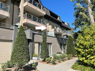 Bent U op zoek naar een mooi appartement met 2 slaapkamers in een groene omgeving en met goede bereikbaarheid?<br />Zoek niet langer en boek vraag nu uw afspraak aan via dewaele.com.<br /><br />Dit appartement wordt te koop aangeboden in de Bellestraat in Sint-Niklaas. Het is snel bereikbaar vanaf de E17 en er is openbaar vervoer vlakbij. Het appartement wordt opgeven door een grote gemeenschappelijke parktuin. Vanop het ruime terras kijk je op groen.<br /><br />Het appartement is gelegen op de 2de verdieping en bereikbaar met een lift. Via de inkomhal met gastentoilet betreden we de ruime woonkamer. Er is een open ingerichte keuken die zicht heeft op groen. Het ruime en zonnige bankirai terras is bereikbaar vanuit de leefruimte.<br /><br />Via de nachthal is er toegang tot de badkamer die uitgerust is met een ligbad. De 2 slaapkamers vinden we aan de achterzijde van het appartement.<br /><br />U kan tevens beschikken over een ondergrondse autostaanplaats en 2 aanpalende kelderbergingen. <br /><br />Het appartement beschikt over een goede EPC-score (110 kWh/m2) en is ook geschikt voor verhuur. Er zijn afzonderlijke meters voor gas, water en elektriciteit.<br /><br />Wordt dit mogelijks uw droomappartement? Neem dan contact op via dewaele.com of bel naar 03/296.80.50.<br /><br />Bestuursmaatregelen in het maatregelenregister: nee