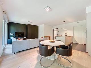 Mooi gelegen appartement in het “hart” van de stad, met zicht op het groen. Het bestaat uit een inkomhal met afzonderlijk toilet en ingemaakte...