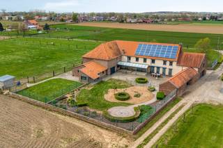 Deze mooie woonhoeve in open bebouwing bevindt zich in een rustig straatje tussen de velden in Breisem, een landelijke deelgemeente van Tienen...