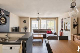 <p><strong>Lichtrijk 1-slaapkamerappartement met ruim terras in het centrum van Kapellen</strong><span></span></p>
<p><strong>Indeling:</strong><br />Het appartement is gelegen op de <strong>eerste verdieping</strong>.<br />- <strong>Inkomhal</strong> met toegang tot de verschillende ruimtes<br />- Aangename en <strong>lichtrijke leefruimte</strong> met grote raampartijen en <strong>open keuken</strong><br />- <strong>Open keuken</strong> praktisch ingericht en rechtstreeks verbonden met de leefruimte<br />- Praktische <strong>berging/wasplaats</strong><br />- Ruime <strong>slaapkamer van ca. 14 m²</strong> met rechtstreekse toegang tot het terras<br />- Badkamer<br />- <strong>Ruim terras van ca. 15 m²</strong>, een heerlijke buitenruimte midden in het <strong>centrum van Kapellen</strong></p>
<p><strong>Algemeen:<br /></strong>- <strong>Lift aanwezig!</strong><br />- <strong>Ruim terras van ca. 15 m²!</strong><br />- <strong>Topligging in het centrum van Kapellen</strong> met <strong>winkels, horeca en openbaar vervoer</strong> op wandelafstand<br />- Het <strong>park van Kapellen</strong> bevindt zich vlakbij en biedt volop ruimte voor wandelen en ontspanning<br />- Ook verschillende <strong>sport- en recreatiefaciliteiten</strong> bevinden zich in de directe omgeving<br />- <strong>Interessant als investering:</strong> het appartement is momenteel verhuurd en beschikbaar mits inachtneming van de huurder<br />- <strong>EPC: 209 kWh/m²</strong></p>
