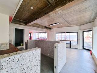 Deze handelsruimte is gelegen op een toplocatie vlakbij het Sint-Pietersplein. Dankzij de ligging op de hoek van het recent gerenoveerde gebouw en...