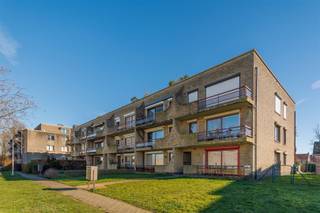 GELIJKVLOERS APPARTEMENT MET ZONNIGE TUINDit gelijkvloers appartement combineert ruimte, licht en een grote zonnige tuin tot een bijzonder aangename...