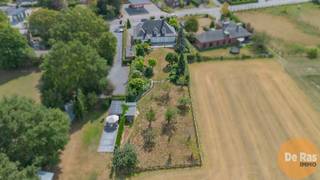 WETTEREN - Deze ruime en kwalitatieve villa, gebouwd met duurzame materialen, combineert een uitstekende bereikbaarheid met een rustige ligging en een blijvend vrij uitzicht over de omliggende weilanden. Gelegen langs de Oosterzelesteenweg, vlak bij de Gentse Steenweg en de oprit van de E40, vormt dit eigendom een ideale uitvalsbasis tussen Wetteren en Geraardsbergen.
Bij het binnenkomen valt meteen de royale inkomhal op, voorzien van vestiaire en gastentoilet. Van hieruit heeft u toegang tot een slaapkamer met badkamer, die ook perfect kan dienen als bureau of praktijkruimte. Aan de andere zijde bevindt zich de lichtrijke leefruimte van 50 m², waar u volop geniet van het zicht op de tuin en de open velden. De aangrenzende keuken, afgewerkt met hoogwaardige materialen, is praktisch ingericht en beschikt over een extra douche, een ruime berging en een wasplaats.
Op de verdieping treft u drie ruime slaapkamers, een bureau dat eenvoudig als extra slaapkamer kan worden ingericht, en een badkamer. Daarnaast is er nog een volwaardige studio die tal van mogelijkheden biedt, van bijkomende kamers tot hobbyruimte of afzonderlijke woonunit.
Ook op praktisch vlak heeft deze villa heel wat troeven. De woning is volledig onderkelderd (135 m²) met diverse stockageruimtes, ideaal voor wie een vrij beroep of commerciële activiteit wil uitoefenen. De inpandige garage van 75 m², met hoge inrijhoogte, is geschikt voor grote voertuigen zoals bestelwagens enz.. In de tuin is er nog een garage aanwezig.
Met een bewoonbare oppervlakte van ca. 280 m², kwalitatieve afwerking en een rustige maar goed bereikbare ligging biedt deze villa uitzonderlijk veel mogelijkheden. Of u nu een ruime gezinswoning zoekt, wonen en werken wil combineren of kangoeroe wonen overweegt: hier gaan stijl, comfort en functionaliteit harmonieus samen.
Aarzel niet en maak snel uw afspraak: 053/60.65.60.