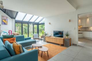 Op zoek naar een ruime en verzorgde gezinswoning op een topligging? Deze halfopen bebouwing, gelegen in het centrum van Meerle, combineert comfort, licht en een uitstekende bereikbaarheid met een rustige woonomgeving.<br />De woning beschikt over een bewoonbare oppervlakte van circa 240 m² en is gelegen op een perceel van 400 m². Dankzij de praktische indeling en grote raampartijen geniet de leefruimte van veel natuurlijk licht en een aangename open sfeer.<br /><br />Indeling:<br /><br />Ruime leefruimte met veel lichtinval<br />Volledig uitgeruste keuken<br />3 volwaardige slaapkamers<br />Extra bureau (perfect als 4e slaapkamer of thuiswerkruimte)<br />Badkamer met douche en bad<br />Praktische berging/wasplaats<br />Garage<br /><br />Buiten geniet u van een zuidgerichte tuin, ideaal om de hele dag van de zon te genieten.<br />Belangrijkste troeven:<br /><br />Centrale ligging: op ±200 m van de lagere school en ±300 m van natuurgebied<br />EPC label C (geen renovatieverplichting)<br />Elektrische keuring conform<br />Asbestattest beschikbaar (beperkt tot golfplaten op tuinhuis)<br />Vernieuwd buitenschrijnwerk (ramen, deuren en garagepoort in 2018)<br />Plat dak recent vernieuwd en geïsoleerd<br />Bouwjaar 1990<br />Rustige omgeving met blijvend open karakter aan de zijkant<br /><br />Deze woning is ideaal voor gezinnen die ruimte, licht en een goede ligging weten te appreciëren, met alle voorzieningen binnen handbereik.<br />Richtprijs: €469.000<br />Interesse? Contacteer ons snel voor een bezoek en ontdek zelf het potentieel van deze woning!<br />