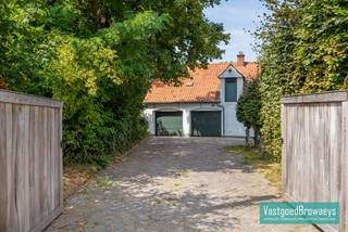 <p>Deze karaktervolle woning geniet van een gunstige ligging nabij diverse belangrijke verbindingswegen en biedt dankzij de ruime indeling en het mooie perceel heel wat mogelijkheden voor diverse doeleinden.<br /><br />Hier komt u volledig tot rust in een groene en rustige omgeving, waar privacy centraal staat dankzij de volledig afgesloten tuin. De woning beschikt over heel wat ruimte en biedt volop mogelijkheden om ze naar eigen smaak en wensen om te vormen tot een echte thuis.<br /><br />Hoewel de woning heel wat charme en potentieel bezit, dient ze op energetisch vlak gerenoveerd en verder verduurzaamd te worden. Een mooie opportuniteit voor wie op zoek is naar een karaktervolle woning en graag zelf een eigendom met veel potentieel en persoonlijkheid wil creëren.<br /><br />Eerste bezoekdag voorzien op zaterdag 22 augustus 2026. Contacteer ons vandaag nog voor een afspraak op het nummer 055/59 50 10 of email stefanie@vastgoedbrowaeys.be<br /><br /> </p>