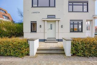 Gelegen langs de Elizabetlaan in het gegeerde Duinbergen bevindt zich villa “Le Hanneton”, een statige halfopen koppelvilla waar karakter en hedendaags comfort mooi samenkomen. Deze recent volledig gerenoveerde woning biedt een bewoonbare oppervlakte van ca. 356 m² op een perceel van 350 m² en beschikt over acht volwaardige slaapkamers en zes bad- en douchekamers. Dankzij deze indeling leent de woning zich zowel als ruime gezinswoning of tweede verblijf aan zee.<br />De leefruimtes zijn aangenaam en lichtrijk, met grote raampartijen die zorgen voor een open gevoel. De open keuken sluit mooi aan op de woonkamer met open haard, een gezellige plek om samen te komen. Alle ruimtes werden praktisch en doordacht ingericht, met aandacht voor comfort.<br />Ook buiten is het aangenaam vertoeven, met een privatief terras waar u in alle rust kan genieten.<br />Een ruime, instapklare villa op wandelafstand van het strand, ideaal voor wie op zoek is naar een comfortabele woning aan zee met veel mogelijkheden.