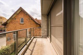 Dit lichtrijk appartement vinden we terug in een gebouw dat werd opgericht in 2015.<br /><br />Het appartement is gelegen op de 1ste verdieping, vlot bereikbaar met de lift en voorzien van veel raampartijen. De eigenaar heeft recent nog zonnescreens voorzien op de ramen.<br /><br />Indeling: <br />inkomhal met uitsparing vestiaire, gastentoilet, open leefruimte met geïnstalleerde keuken uitgevend op het terras, berging/wasplaats, badkamer met douche en 2 slaapkamers.<br /><br />Verder zijn er een kelderberging en ondergrondse parkeerplaats aanwezig, verplicht bij te kopen voor de prijs van 17.500 Euro.<br /><br />Bent u op zoek naar een instapklaar appartement nabij het centrum van Ertvelde? Contacteer mij voor een vrijblijvend bezoek via quinten@qubic-vastgoed.be of via 0468/20 15 30.