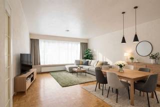 <p><span>Wonen met zicht op honkballers? Dat krijg je hier, in de gegeerde Groenenhoek. Denk: veel licht en nog heel wat marge om jouw stempel te drukken op dit fijne; te renoveren, gelijkvloers appartement.</span></p><p><span>Het appartement bevindt zich in een rustige, residentiële straat net buiten de stad. Via de verzorgde inkomhal, kom je binnen in de centrale hal die alle ruimtes verbindt. De op te frissen blokjesparket hier loopt door over zowat het heel appartement en het zonnige terras van 11 m² is een extra surplus.  Heel veel spullen om te stockeren? Dan biedt de enorm ruime kelder soelaas!</span></p><p><span> </span></p><p><span>Binnenkomen in licht en ruimte</span></p><p><span>Je stapt het appartement binnen in de inkomhal, waar de charmante blokjesparket meteen de toon zet. Die loopt mooi door in zowat het hele appartement en zorgt voor een warme basis.   Vooraan bevindt zich de leefruimte van 26 m² en dankzij de grote raampartij geniet je hier van veel natuurlijk licht. Er is plaats genoeg voor een comfortabele zithoek én een gezellige eettafel. Kortom, een fijne ruimte om thuis te komen en gasten te ontvangen.  Via de centrale inkomhal betreed je de bruikbare maar gedateerde keuken – perfect dus voor wie graag renoveert naar eigen smaak. Je hebt hier een elektrisch vuur, dampkap, oven, koelkast met vriesvak, spoelbak en heel wat kastruimte. De betegelde spatwand en vloer maken het onderhoud makkelijk. Vanuit de keuken heb je directe toegang tot het terras. Extra handig: de achterzijde is voorzien van rolluiken.</span></p><p><span> </span></p><p><span>Rustige slaapkamer &amp; praktische ruimtes</span></p><p><span>De slaapkamer bevindt zich aan de rustige achterzijde van het gebouw en is eveneens voorzien van de charmante, op te schuren blokjesparket. Ook hier zijn rolluiken aanwezig – ideaal voor een goede nachtrust.</span></p><p><span>De te renoveren badkamer is uitgerust met een ligbad, lavabo, spiegelkast met verlichting en aansluiting voor een wasmachine. Daarnaast is er een apart toilet, een kleine berging én een handige privékelder van 7,5 m². Veel spullen te stockeren? Geen probleem.</span></p><p><span> </span></p><p><span>Zuidgericht terras met open zicht</span></p><p><span>Een absolute troef is het ruime Zuidgerichte terras van 11 m², waar je geniet van open zicht op de honkbalvelden en de luchthaven van Deurne. Een unieke combinatie van ruimte en perspectief, waar je in alle rust van de zon kan genieten.</span></p><p><span> </span></p><p><span>Groen, rustig en toch vlakbij alles</span></p><p><span>Je woont hier in de populaire Groenenhoek, op de grens van Deurne Zuid, Berchem en Borgerhout. Een rustige, residentiële buurt met een sterke reputatie. Op wandel- en fietsafstand vind je scholen, winkels en horeca. Voor wie graag buiten is, liggen maar liefst twee parken in de onmiddellijke omgeving: het Te Boelaerpark en het Boekenbergpark met zijn zwemvijver.   Openbaar vervoer brengt je snel naar de stad, en ook met de wagen ben je zo op weg via de Ring. Hier woon je rustig, maar nooit afgelegen.</span></p><p><span> </span></p>