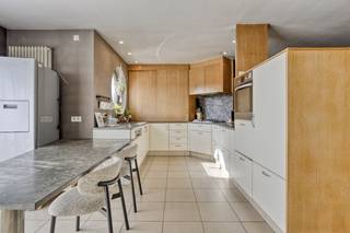 Cette propriété comprend un rez-de-chaussée commercial et une unité résidentielle séparée aux étages supérieurs, chacune avec sa propre entrée et...