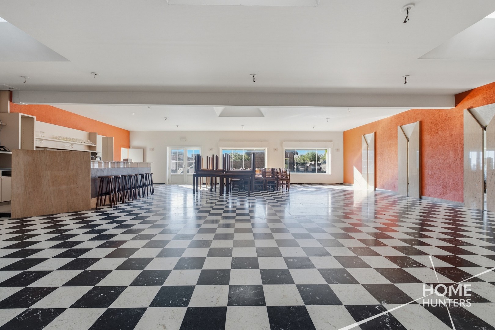 Café, feestzaal en woonst op ruim 1.400 m² met tal van mogelijkheden - foto 4