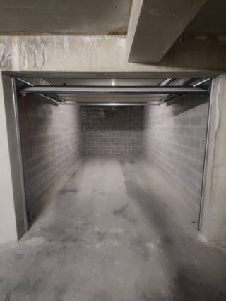 Ruime garagebox (6 x 3m) met grote aanpalende berging. (15m²)Gelegen op een zeer centrale locatie tussen Duinbergen en Heist-aan-Zee, aan de...