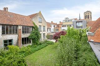 het historisch centrum van Veurne vinden we deze handelswoning terug. Op de Houtmarkt heeft het pand een vlotte bereikbaarheid en...