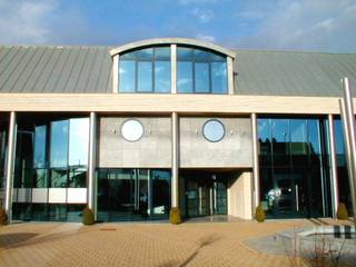 Bij binnenkomst in deze ruime kantoorruimte van 529 m² wordt u verwelkomd door een grote, open ruimte die ideaal is voor een gezamenlijke werkplek of als ontvangsthal. Via deze centrale ruimte wordt u begeleid naar een ruime gang aangevuld met meerdere afsluitbare kantoorruimtes, perfect voor privékantoren of vergaderruimtes.<br /><br />Daarnaast zijn er twee aparte vergaderzalen die de mogelijkheid bieden voor formele bijeenkomsten of brainstormsessies in een rustige omgeving. <br />Voor uw personeel en bezoekers zijn er meerdere toiletten beschikbaar, wat bijdraagt aan het comfort en de functionaliteit van de ruimte.<br /><br />De kantoorruimte beschikt ook over een goed uitgeruste keuken met lunchruimte, waar uw medewerkers kunnen ontspannen en hun maaltijden kunnen nuttigen. Bovendien is er een speciale serverruimte, die ideaal is voor het veilig opslaan en beheren van uw IT-infrastructuur.<br /><br />Buiten de kantoorruimte zijn er 10 vrije parkeerplaatsen beschikbaar, wat zorgt voor gemakkelijke parkeermogelijkheden voor uw personeel en bezoekers. Deze parkeerplaatsen kunnen worden gehuurd voor €600 per plaats per jaar.<br /><br />Het onderhoud van de groenvoorziening wordt verzorgd voor €637,44 per kwartaal, zodat de buitenruimte er altijd verzorgd uitziet. Het verbruik van elektriciteit en water wordt op eigen naam gezet, zodat u uw verbruik nauwlettend kunt volgen. De huurwaarborg bedraagt drie maanden huur.<br /><br />Deze kantoorruimte is ideaal voor bedrijven die op zoek zijn naar een strategische locatie met goede bereikbaarheid en voldoende parkeergelegenheid.<br />Voor meer informatie of een bezichtiging, neem gerust contact met ons op