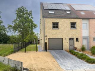 Deze prachtige halfopen bebouwing uit 2014 ligt op het einde van een rustige, doodlopende straat te Elewijt. Met maar liefst 290m² is deze woning niet alleen zeer ruim, maar ook werd ze erg kwalitatief afgewerkt! Getuigen hiervan de nieuwste technieken en de hoogwaardige materialen doorheen de gehele woning. <br />De leefruimte met open en volledig uitgeruste keuken met eiland, geniet van veel natuurlijke lichtinval door de grote raampartijen. De grote schuifraam achteraan geeft uit op de oostelijk georiënteerde tuin met veel privacy en een praktisch tuinhuis met (verwarmde) lounge.<br />Op de eerste verdieping treffen we niet alleen de eerste badkamer (met inloopdouche, bad, dubbele wastafel en toilet) aan, maar ook twee ruime slaapkamers waarvan eentje met ensuite dressing. Eveneens op deze verdieping: een handige bureauruimte, ideaal als thuiswerkplek.<br />De tweede verdieping biedt opnieuw twee ruime slaapkamers en een badkamer (douche, toilet, dubbele wastafel). Tevens bevindt zich hier een praktische bergruimte die toegang geeft tot de ruime (berg)zolder! <br />Deze instapklare woning is onmiddellijk beschikbaar! <br />Troeven: <br />-Nieuwbouw woning uit 2014<br />-Bewoonbare oppervlakte van 290m²<br />-Hoogwaardige afwerking: vloerverwarming, airco, ventilatie, zonnepanelen, regenwaterput, domotica, aluminium ramen, regenwaterput,… <br />-Vier ruime slaapkamers<br />-Twee badkamers<br />-EPC A<br />-Elektrische installatie conform<br />-Centrale ligging: goede verbinding met Mechelen, Brussel, Leuven, Vilvoorde,…<br />