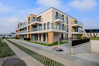 <p>Dit<span> </span><strong>recent</strong><span> </span>appartement (bouwjaar 2024), gelegen op de tweede verdieping, beschikt over een ruime inkomhal, een gezellige leefruimte met zit- en eethoek die uitgeeft op een aangenaam terras (ca. 8 m²) en een volledig uitgeruste open keuken met keramische kookplaat, dampkap, koelkast en vaatwasmachine. Verder omvat het appartement een lichtrijke slaapkamer, een moderne badkamer met inloopdouche en lavabo, een aparte berging en een afzonderlijk gastentoilet. Rustig gelegen, midden in het groen en toch vlak bij het centrum van Baasrode, geniet u van een vlotte bereikbaarheid en bevinden scholen, sportaccommodaties, winkels en openbaar vervoer zich op korte afstand.<br />Dankzij de duurzame bouw en de<span> </span><strong>nieuwste technieken</strong><span> </span>geniet u van een uitzonderlijk wooncomfort. Het appartement is uitgerust met vloerverwarming en -koeling via een geothermische warmtepomp, drie privatieve zonnepanelen (3 x 420 Wp), een ventilatiesysteem en behaalt een bijna-energieneutraal E-peil van 18. <strong>Beschikbaar vanaf 1 oktober 2026.</strong></p>
<p><strong>Extra troeven:</strong><span> </span>zonnescreens aan alle ramen, gordijnrails in het volledige appartement, energiezuinige LED-verlichtingsarmaturen en een gemeenschappelijke fietsenberging.</p>
<p>Autostaanplaats in ondergrondse garage:<span> </span><strong>€ 60/maand</strong>.<br />Gemeenschappelijke kosten:<span> </span><strong>€ 170/maand</strong>.<br /><strong>Totale maandelijkse kost: € 1.120/maand.</strong></p>