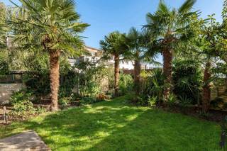 Deze woning is gelegen op twee samengevoegde percelen en biedt met een bewoonbare oppervlakte van ca. 142 m² (excl. kelder en garage) en een...