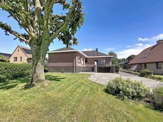 <p><span>Deze degelijk gebouwde open bebouwing biedt een unieke combinatie van ruimte en mogelijkheden. Dankzij de twee afzonderlijke inkomhallen, één aan de voorzijde en één via de zijkant van de woning, leent deze eigendom zich perfect als kangoeroewoning, voor een vrij beroep of voor een kleine zelfstandige die wonen en werken wil combineren.</span></p><p><span>De woning beschikt over twee gezellige woonkamers en twee gesloten keukens, die beide nog naar eigen smaak kunnen worden vernieuwd. Verder zijn er een praktische berging, een apart toilet, vier volwaardige slaapkamers en twee badkamers aanwezig. Een absolute troef is de buitenruimte. Dankzij de ruime tuin aan zowel de voor- als achterzijde geniet u de hele dag door van groen en privacy. </span></p><p><span>Op de verdieping bevindt zich een ruime zolder van maar liefst 140 m² onder het dak, ideaal als opbergruimte. Vanuit de woning bereikt u bovendien verschillende kelders met een totale oppervlakte van 96 m². De ondergrondse ruime garage van 44 m² en de oprit met plaats voor meerdere wagens maken het geheel extra praktisch.</span></p><p><span>De woning wordt verwarmd op aardgas en beschikt over een EPC-label D, waardoor er geen renovatieverplichting van toepassing is.</span></p><p><span>De ligging is bijzonder aantrekkelijk: rustig gelegen in het groene Belsele, met winkels, scholen en openbaar vervoer in de nabije omgeving en een vlotte verbinding naar Sint-Niklaas en omliggende gemeenten.</span></p><p><span>Mis deze unieke kans niet! Voor meer informatie of een bezoek, contacteer ons vandaag nog via 03 500 05 40.</span></p>