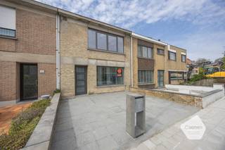 <ul>
	<li>Deze ruime woning is gelegen in een <strong>rustige woonwijk</strong> te Bredene.</li>
	<li>De woning werd recent <strong>gerenoveerd</strong> en is volledig instapklaar.</li>
	<li>Zijn onder andere aanwezig: vernieuwd binnen -en buitenschrijnwerk, <strong>lucht/lucht warmtepomp</strong>, gashaard, gloednieuwe badkamer, ...</li>
	<li>De indeling is als volgt:<br />- Kelder met aansluiting voor wasmachine en droogkast.<br />- glv: inkom, toilet, ruime leefruimte met open keuken, aansluitend terras en <strong>garage</strong> achteraan.<br />- 1<sup>e</sup>: hal, toilet, badkamer met inloop douche, berging en <strong>twee zeer ruime slaapkamers.</strong><br />- 2<sup>e</sup>: Zolderruimte die volledig afgewerkt is als <strong>volwaardige slaapkamer</strong>.</li>
	<li>Bijkomende kenmerken: <strong>gunstige EPC score met label A </strong>en conforme elektrische keuring.</li>
	<li>Deze woning is de ideale gezinswoning!</li>
</ul>
