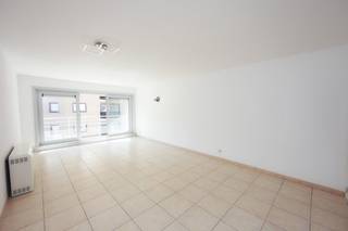 Op zoek naar een comfortabel appartement vlak bij zee? Dit lichtrijke gelijkvloers appartement combineert ruimte, comfort en een toplocatie!De...