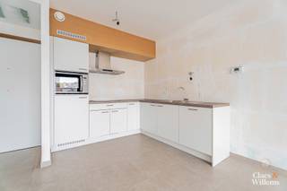 Dit recente appartement combineert comfort met een laag energieverbruik. De lichtrijke slaapkamer van 12,5 m² biedt voldoende ruimte en rust.
De open keuken sluit mooi aan op de gezellige leefruimte, met een groot schuifraam dat toegang geeft tot een privéterras – ideaal voor een koffiepauze in de zon.
De aparte badkamer beschikt over een douche. Extra praktisch zijn de inbouwkasten in de inkomhal, perfect voor jassen en opbergruimte.
Een ideaal appartement voor wie rustig en energiezuinig wil wonen.