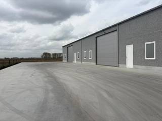 Op een vlot bereikbare locatie in Torhout bevindt zich deze praktische en ruime opslagloods van ca. 329 m². De loods is geschikt voor opslagdoeleinden.<br /><br />De loods is vlot toegankelijk en biedt een functionele indeling met een ruime toegangspoort en bijkomende toegangsdeur met klaviercode, wat zorgt voor extra veiligheid en gebruiksgemak. De loods is beschikbaar vanaf juli.<br /><br />Kenmerken:<br />-Totale oppervlakte: 329 m²<br />- Ideaal voor opslag / stockage<br />- Sectionale poort + aparte deur met klaviercode<br />- Elektriciteit + water (via buitenkraantje) aanwezig<br />- Betonvloer en voldoende vrije hoogte<br />- Ruime manoeuvreerruimte op het terrein<br /><br />Bestemming: opslag <br />Deze loods biedt een uitstekende opportuniteit voor wie op zoek is naar een toegankelijke en functionele opslagruimte in regio Torhout.<br /><br />Voor meer info contacteer Eva via +32 475 69 38 22 of via eva@vicusvastgoed.be