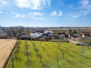 Gelegen in het charmante en landelijke Jeuk, een deelgemeente van Gingelom, bevindt zich deze uiterst kwalitatieve villa. De woning biedt een adembenemend vrij uitzicht en werd in 2005 gebouwd met oog voor duurzaamheid en energie-efficiëntie, waarbij uitsluitend gebruik is gemaakt van uiterst kwalitatieve materialen.<br /><br />De omgeving ademt rust en natuur, met uitgestrekte velden en een sfeervolle dorpskern in de nabijheid. Toch geniet u hier van een vlotte verbinding naar Sint-Truiden, Hasselt en de E40, waardoor steden als Brussel en Luik binnen handbereik liggen. Hier woont u in een oase van rust zonder in te boeten op bereikbaarheid en comfort.<br /><br />INDELING<br />Wanneer de dubbele elektrische poort zich opent, wordt u meteen betoverd door deze prachtige villa op een perceel van 1.250 m². De hoogwaardige afwerking straalt al van buitenaf: een perfect onderhouden tuin, een charmant aangelegd terras en een imposante gevel.<br /><br />Bij binnenkomst zet deze eerste indruk zich moeiteloos verder. De hal verwelkomt u met een luxueuze blauwe stenen vloer en een majestueuze eiken trap. De elegante boogvormige doorgangen geven een harmonieus karakter aan de woning.<br /><br />De woonkamer straalt warmte en gezelligheid uit, met (2 cm dik) eiken parket en een Hoog Rendement kachel van Flam. Grote ramen zorgen voor een overvloed aan natuurlijk licht en bieden toegang tot het overdekte terras, waar u in alle privacy kunt genieten van de tuin.<br /><br />De leefkeuken is een waar pronkstuk: een hoogwaardige Miele-uitrusting met onder andere een oven, steamer, koffiemachine en bordenwarmer. Het imposante werkblad van maar liefst 300 kg massief steen maakt deze keuken niet alleen stijlvol, maar ook bijzonder functioneel. Aangrenzend bevindt zich een ruime berging met ingebouwde kasten en een extra multifunctionele ruimte, momenteel ingericht als tweede keuken, maar perfect inzetbaar als bureau, extra slaapkamer of hobbykamer.<br /><br />Op de bovenverdieping treft u vier slaapkamers, allen met eiken parket. De master bedroom beschikt over een ruime privé dressing. De badkamer is voorzien van een dubbele wastafel, toilet en douche.<br /><br />De garage biedt niet alleen plaats aan uw wagen, maar beschikt tevens over een extra verdieping en een kelder met technische ruimte. De volledige woning is uitgerust met een geavanceerd alarmsysteem met 7 camera’s, rookdetectoren en luidsprekers in de woonkamer en keuken.<br /><br />AFWERKING<br />Deze villa onderscheidt zich door een uitzonderlijke materiaalkeuze, waaronder:<br />• Volle Franse eiken deuren en parket: Volle eik in alle binnendeuren en vloeren voor een warme en luxueuze uitstraling.<br />• Blauwe steen en kleiklinkers: Duurzaam en tijdloos, toegepast in de hal en tuin.<br />• Tropisch hardhout: Gebruikt voor de voordeur, luiken en garagepoort.<br />• Kwalitatieve keukens van Miele: Zowel in de hoofdkeuken als in de extra keuken.<br />• Technische topafwerking: Stookolie verwarming met Hoog Rendement ketel,<br />warmtepompboiler, 48 zonnepanelen (met groenestroomcertificaten - nog 8 jaar geldig) gescheiden riolering en een regenwaterput van 10.000 liter.<br /><br />INDELING PER VERDIEPING<br />Gelijkvloers:<br />• Ruime inkomhal met gastentoilet<br />• Woonkamer met HR kachel en toegang tot het overdekte terras<br />• Volledig uitgeruste leefkeuken<br />• Berging met ingebouwde kasten en aansluitingen voor wasmachine en droogkast (Miele droogkast aanwezig)<br />• Multifunctionele ruimte (momenteel tweede keuken)<br />• Prachtig afgewerkte garage met automatische poort en trap naar kelder<br /><br />Eerste verdieping:<br />• 3 ruime slaapkamers en 1 kleinere slaapkamer, alle 4 met eiken parket<br />• Dressing aan de master bedroom<br />• Badkamer met dubbele wastafel, toilet en douche<br /><br />Kelder:<br />• Extra bergruimte (ideaal voor wijnkelder - stabiele temperatuur)<br />• Technische ruimte (cv-installatie, warmtepompboiler, waterverzachter)<br />• Bovengrondse stookolietank met anti-lekvloer<br /><br />Buiten:<br />• Perfect onderhouden en volledig omheinde tuin<br />• Overdekt terras met zicht op het groen<br />• Bijgebouw voor extra opslagruimte<br /><br />Deze villa is een parel voor wie luxe, ruimte en privacy zoekt. Bovendien is de woning volledig instapklaar – alles wat u op de foto's ziet, inclusief meubels en verlichting, blijft aanwezig!<br /><br /><br />- Maatregelenregister : Er zijn geen maatregelen op dit perceel