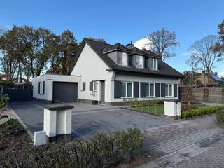 Gerenoveerde vrijstaande gezinswoning met ruime tuin. <br />Bij het betreden van deze woning kom je binnen in een ruime inkomhal die toegang biedt tot de leefruimte met gashaard en keuken. Op het gelijkvloers vind je verder een apart toilet, een badkamer met zowel ligbad als douche en een tweede toilet, een wasruimte en de garage.<br /><br />Op de eerste verdieping bevinden zich 2 slaapkamers, waarvan 1 met dressing,<br />en een kleine kamer voor diverse doeleinden (bureau, bergruimte, kinderkamer) <br /><br />Achteraan de woning bevindt zich een losstaande kleine garage met voldoende ruimte voor het opbergen van bvb tuingereedschap e.d. <br /><br />Buiten geniet je van een ruime tuin met een gezellige polyvalente ruimte van ca. 36 m², ideaal als hobbyruimte, relaxruimte of bijkomende berging.<br /><br />De woning is voorzien van 10 zonnepanelen, airco in de woonkamer en 1 slaapkamer en deels voorzien van vloerverwarming (inkom/leeftuimte/keuken/badkamer). <br />Gordijnen en verlichting blijven aanwezig. <br /><br />Beschikbaarheid: periode +- mei/juni.