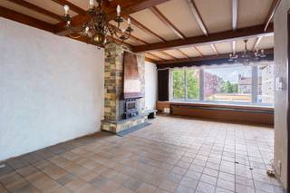 <p><strong>Op een aangename locatie, midden in een gezellige woonwijk, bevindt zich deze ruime Bel-Etage woning met heel wat potentieel. De woning beschikt over 4 slaapkamers, een ruime garage, terras en tuin en biedt dankzij haar praktische indeling tal van mogelijkheden om er een comfortabele gezinswoning van te maken.<br /><br /></strong></p>
<p><span><strong>INDELING:<br /></strong></span>GELIJKVLOERSE VERDIEPING:<br />De centrale INKOMHAL geeft toegang tot de ruime GARAGE ca. 19m², een gastentoilet en de eerste SLAAPKAMER/POLYVALANTE RUIMTE ca. 12m². Deze ruimte kan naar wens ingericht worden als slaapkamer, bureau, hobbyruimte of praktijkruimte.</p>
<p>Via de kamer bereikt u het onderste TERRAS en de TUIN ca. 171m², waar u in alle rust van de buitenruimte kunt genieten.<br /><br /></p>
<p>EERSTE VERDIEPING:<br />Op deze verdieping bevindt zich de ruime en lichtrijke L-vormige LIVING ca. 32m². Aansluitend bevindt zich de halfopen KEUKEN ca. 6m² voorzien van opbergkasten, elektrische kookplaat, dampkap, spoelbak, koelkast, ...<br />Via living alsook via de keuken komt u terecht op het 2e terras ca. 4m² met opbergruimte alsook de trap richting de tuin.</p>
<p>TWEEDE VERDIEPING:<br />Deze verdieping beschikt over 3 SLAAPKAMERS 15,5m², 15,5m² en 6m²<br />Vervolgens hebben we nog de BADKAMER ca. 6,5m², uitgerust met inloopdouche, wastafel en WC.<br /><br /></p>
<p><strong><span>BIJZONDERHEDEN:<br /></span></strong>* Op te frissen Bel-Etage woning met veel potentieel.<br />* Comfortabele woning met garage, oprit, terras en tuin op een goede locatie.<br />* Ruime en lichtrijke leefruimte.<br />* Gelegen in een gezellige woonwijk te Hoevenen, Stabroek.<br />* Ideale opportuniteit voor wie de woning volledig naar eigen smaak en wensen wil moderniseren.</p>