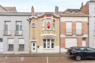 Achter deze karaktervolle gevel schuilt een bijzonder verzorgde woning die comfort, ruimte en een uitstekende ligging moeiteloos combineert...