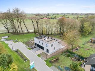 Nabij het centrum van Zarren, in een doodlopende straat omringd door groen bevinden zich deze moderne halfopen bebouwingen met zonnige tuinen.<br />Deze woningen zijn voorzien van een lichtrijke leefruimte met open keuken, inpandige garage en aansluitende keukenberging, 3 ruime slaapkamers, badkamer met bad en douche alsook apart toilet op de nachthal. De woning wordt volledig instapklaar afgewerkt. (foto's referentie voorgaande projecten).
<ul>
<li>Energiezuinige woning; </li>
<li>Groene omgeving nabij centrum; </li>
<li>Voorzien van een lucht-water warmtepomp; </li>
<li>Vloerverwarming op het gelijkvloers; </li>
<li>Regenwaterput 10.000 liter; </li>
<li>Oprit en terras reeds volledig aangelegd</li>
<li>Schilderwerken, verlichting en laminaat in de slaapkamers en nachthal inbegrepen! </li>
</ul>
Contacteer ons gerust voor meer informatie of om een afspraak in te plannen.