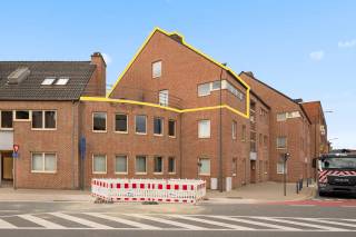 Deze penthouse is prachtig gelegen vlak aan centrum Tienen en op wandelafstand van het treinstation (verbinding Leuven-Brussel). Alle benodigdheden tevens op wandelafstand: winkel, bushalte, bank, school, ... Het appartement is gelegen op de tweede verdieping en is bereikbaar via lift. Het omvat: inkom, ruime living, geïnstalleerde keuken met eetplaats, wasplaats, apart toilet en een prachtig ruim zonneterras. Op het eerste verdiep vindt u 3 slaapkamers, apart tweede toilet en een badkamer met douche, ligbad en dubbele lavabo.