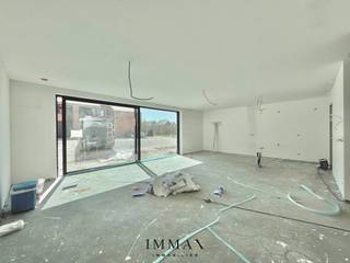 ** 6% VAT on full construction value **<br />Be quick, as the finishing can still be completely chosen by the buyer!<br /><br />The flat comprises the following layout: entrance hall with guest WC - living space with dining area and open kitchen with kitchen island - storage room adjacent to the kitchen with provision for washing machine &amp; tumble dryer - 3 bedrooms - bathroom with bath, shower and single washbasin - sun-facing terrace (15m²) with garden (29m²). <br /><br />Possibility of purchasing an above-ground parking space or carport with charging station. Bicycle sheds and waste storage are provided and belong to the common parts. <br /><br />Delivery: end of 2025 <br /><br />By car, you enjoy a smooth connection to the N49 and the A11, allowing you to reach your destination quickly and easily.<br />Do you prefer the bicycle? Then a beautiful trip along the idyllic Damse Vaart canal awaits you, where you can fully enjoy the peace and nature.<br /><br />In short, this property is ideally located in a child-friendly neighbourhood, in the middle of the green polders, where tranquillity and accessibility go hand in hand.