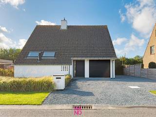 Tot in de puntjes onderhouden moderne villa met zeer veel lichtinval en een ruim zwembad, residentieel gelegen in een doodlopende straat op enkele minuutjes van het centrum van Knokke. Deze aangename villa omvat een Inkomhal met vestiaire en toilet, aangename woonkamer met gashaard en een eetplaats uitgevend op het Zuid-West gericht terras en tuin met verzorgd zwembad (warmtepomp). Volledig ingerichte moderne keuken met eethoek en aansluitende wasplaats met aansluiting voor wasmachine en droogkast en een ruime garage. Op de verdieping bevinden zich 4 slaapkamers waarvan 1 met douche en een ruime badkamer met ligbad en douche en een bergplaats. Deze eigendom is voorzien van al het hedendaags comfort en beschikt over zonnepanelen en meerdere parkeerplaatsen. Aanrader!